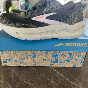 Women’s size 9 Wide Brooks Ghost Max 2.